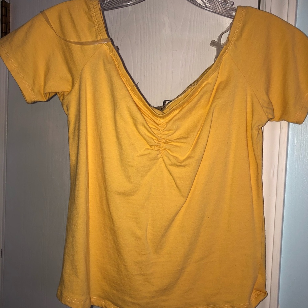 Adorable yellow off the shoulder crop top!!